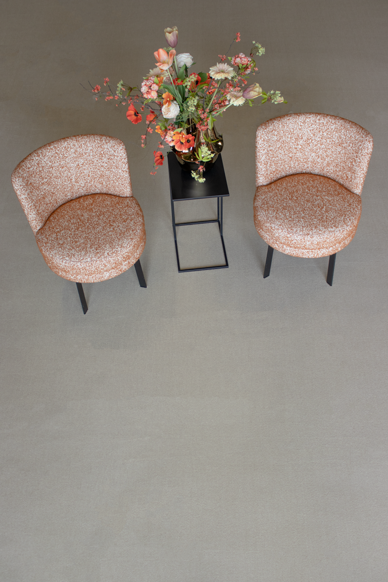 152_Interfloor_Elite_kleur147_sfeerfoto_woonkamer_fauteuil_oranjestoel_boeketbloemen