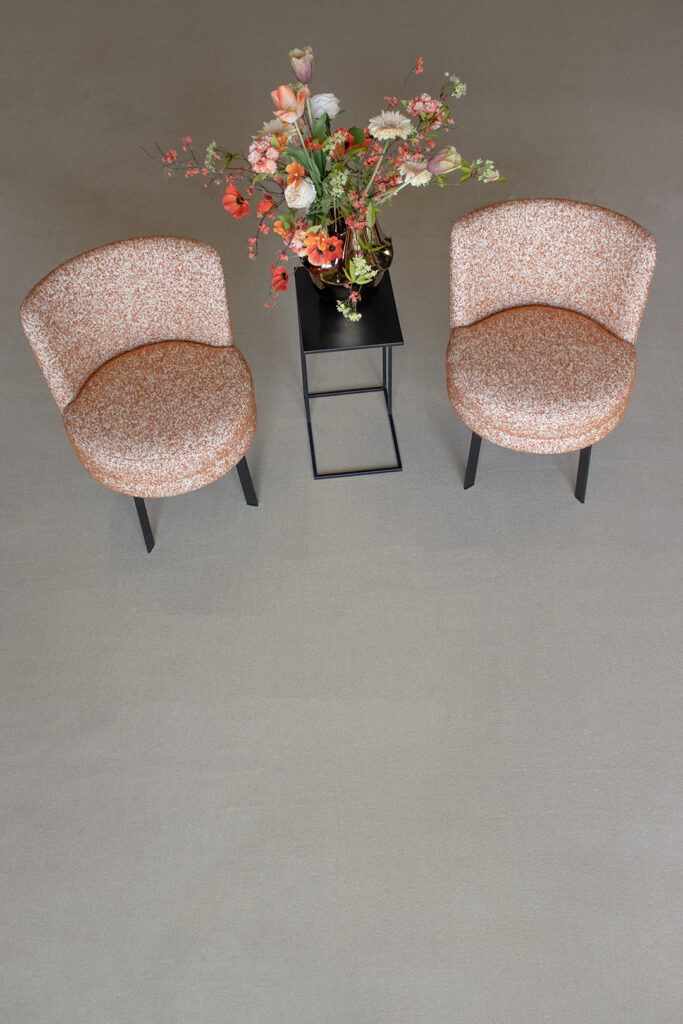152_Interfloor_Elite_kleur147_sfeerfoto_woonkamer_fauteuil_oranjestoel_boeketbloemen.jpg