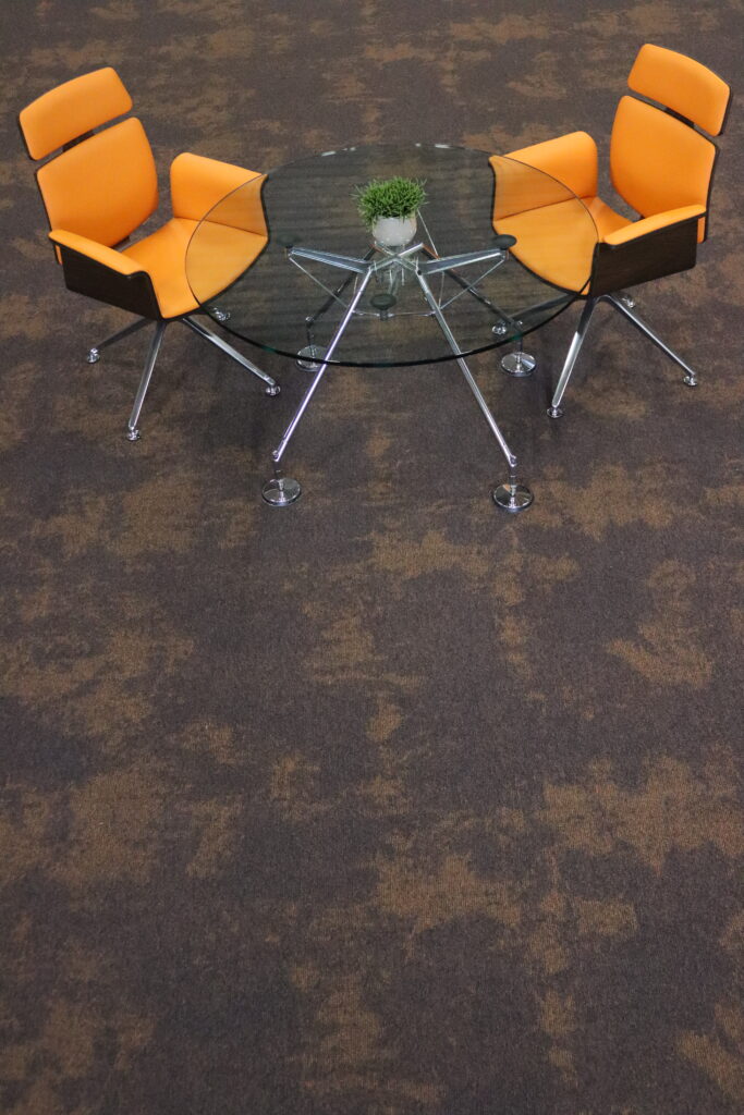 217_Grafico-Project-SDN_bruin_oranje_bureaustoel_glazentafel