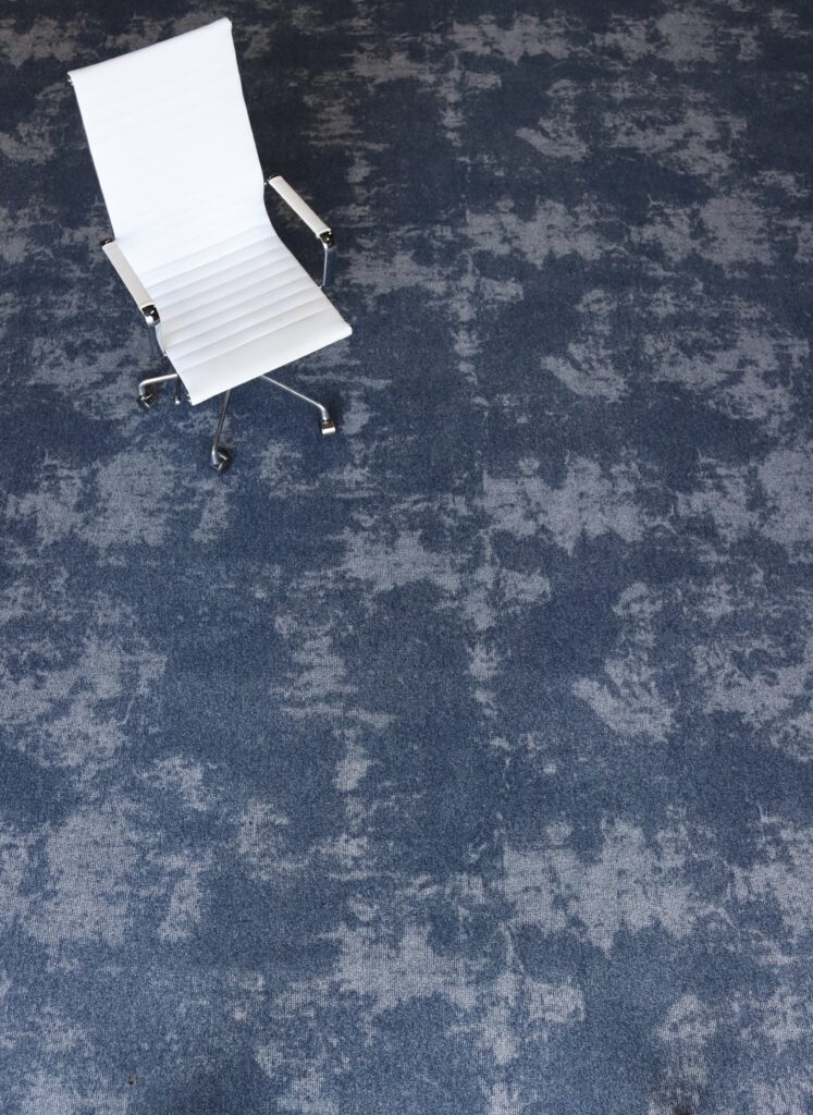 217_Grafico_Project-SDN_witte_bureaustoel_blauw_tapijt