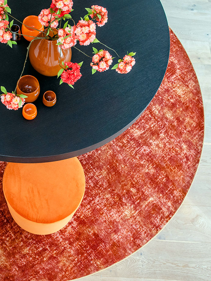 237_Interfloor-Imola-Project_Kleur-312-Vulcano-Red_Rond-karpet-chique-bloemen-met-poef_bovenaanzicht