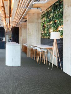 281_Interfloor-Linear-Project-SDN_Kleur-842_Hotel-Eetruimte-Groene-wand-hout