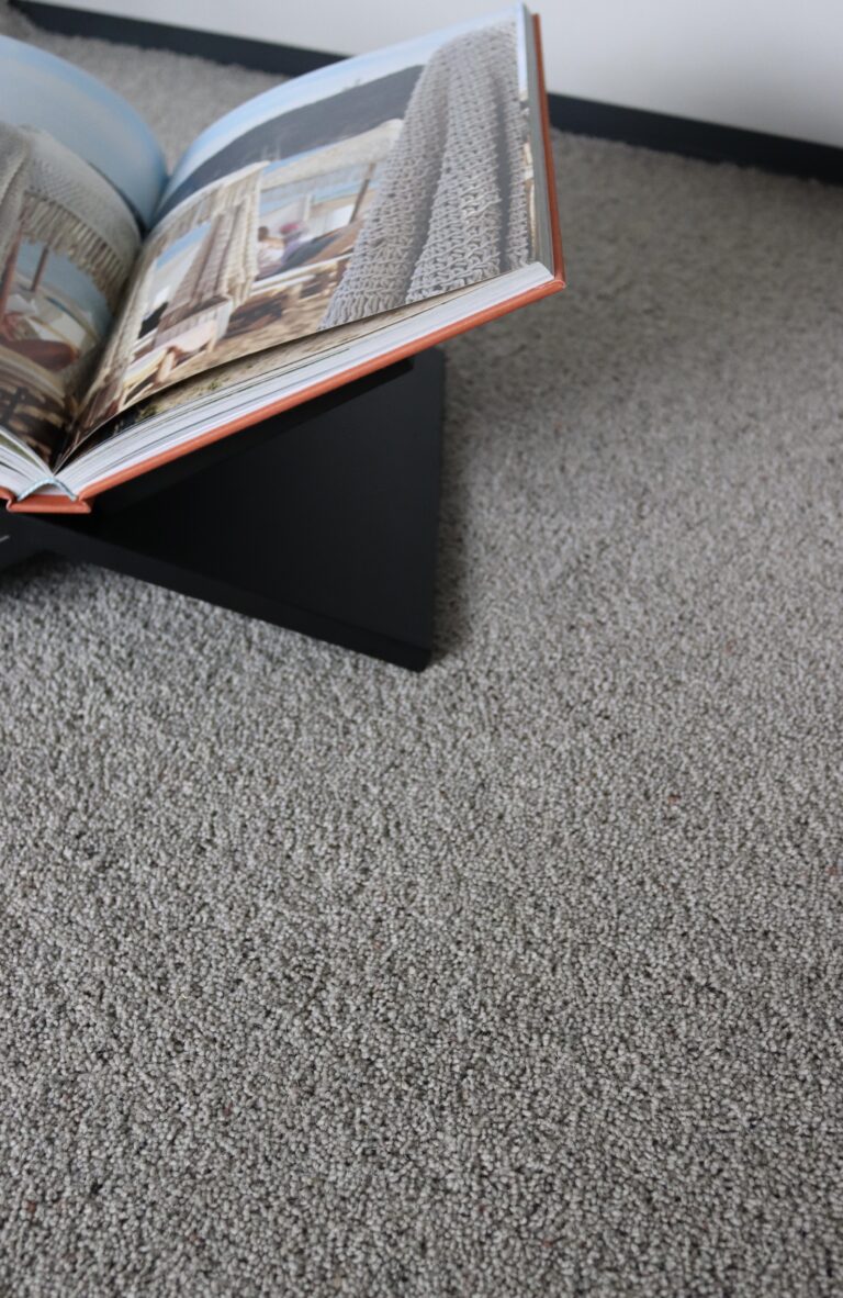 647_Interfloor_Noblesse-Wool_kleur719_Boekenhouder_greige-wollen-tapijt-hoogste-comfortklasse