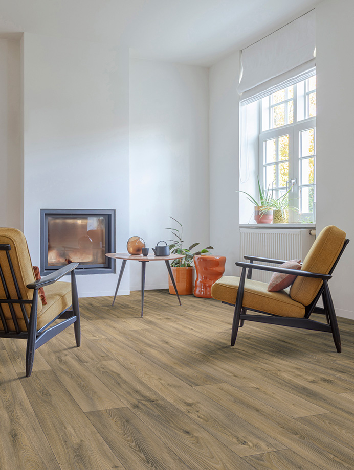 Interfloor Carbon Wood - kleur 256 - Moderne vakantiewoning met behaaglijke vloer en haard kachel
