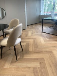 763_Interfloor-Dynamic-Wood-XL-Fishbone_Kleur-F24_Visgraat-XL-Kantoorvloer