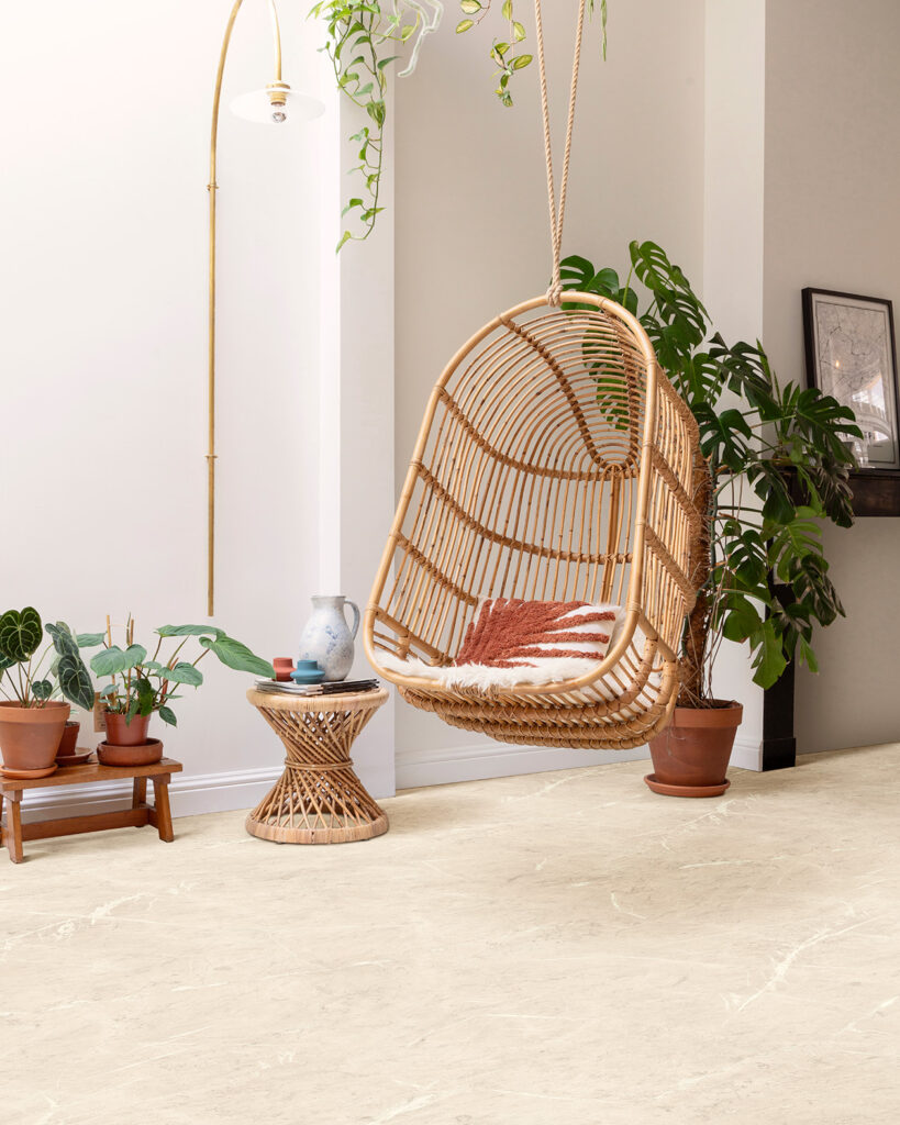 800_Interfloor_ModernStone_kleur209_hangstoel_rotan_marmerlook_vloer