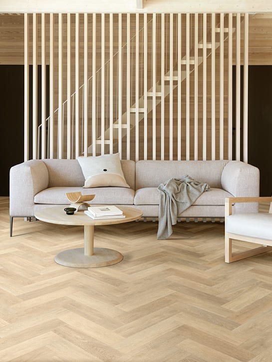 image 1 of 9 - Interfloor Modern Wood - kleur 462 - Living met visgraat PVC vloer