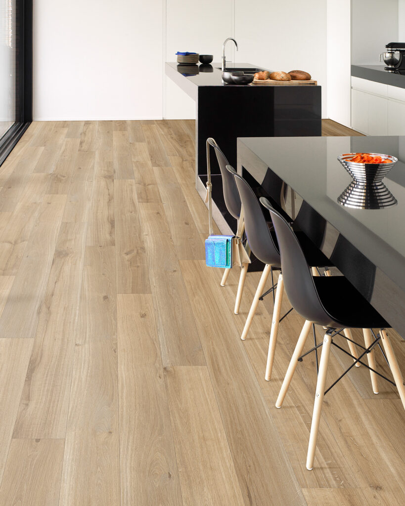 Interfloor_DynamicWoodXXL_kleurx21_keuken_keukeneiland_houtenvloer_vinyl