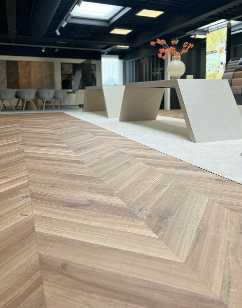 Interfloor_Dynamic_Hongaarse_punt_kleurH13_showroom_hongaarsepunt_unieke_vloer