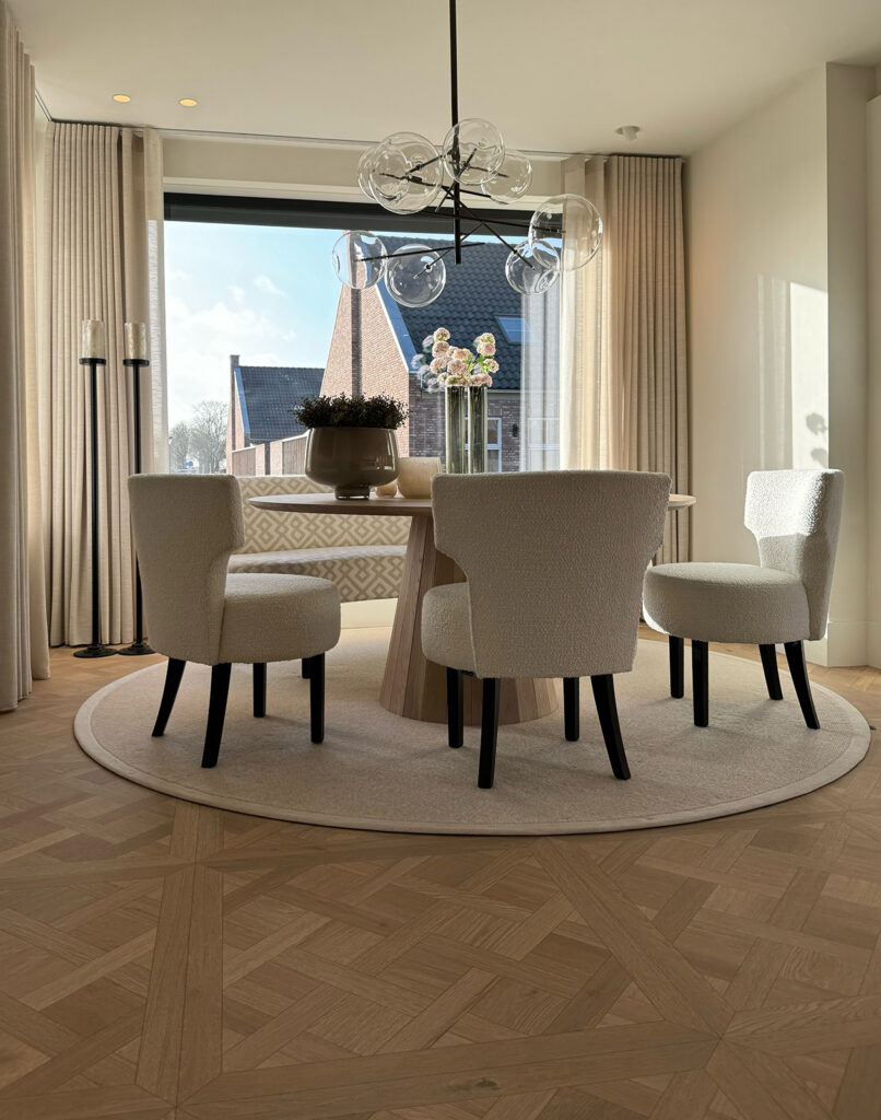 Interfloor_Dynamic_Versailles_kleurV10_eettafel_vloerkleed_sfeerbeeld