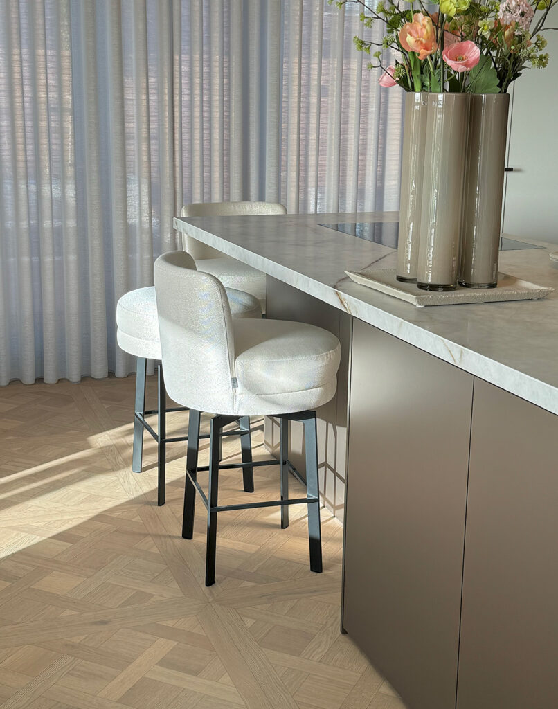 Interfloor_Dynamic_Versailles_kleurV10_keukeneiland_barkruk_neutral_beige