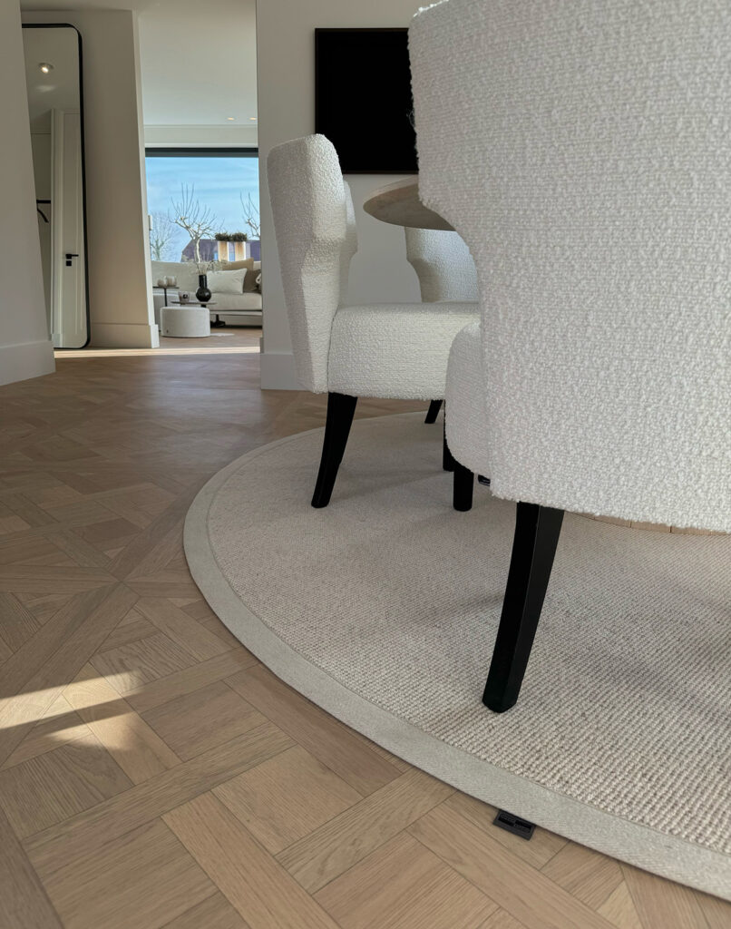 Interfloor_Dynamic_Versailles_sfeerbeeld_woonkamer_eetkamer_beige_neutraal_klassiek_teddystof