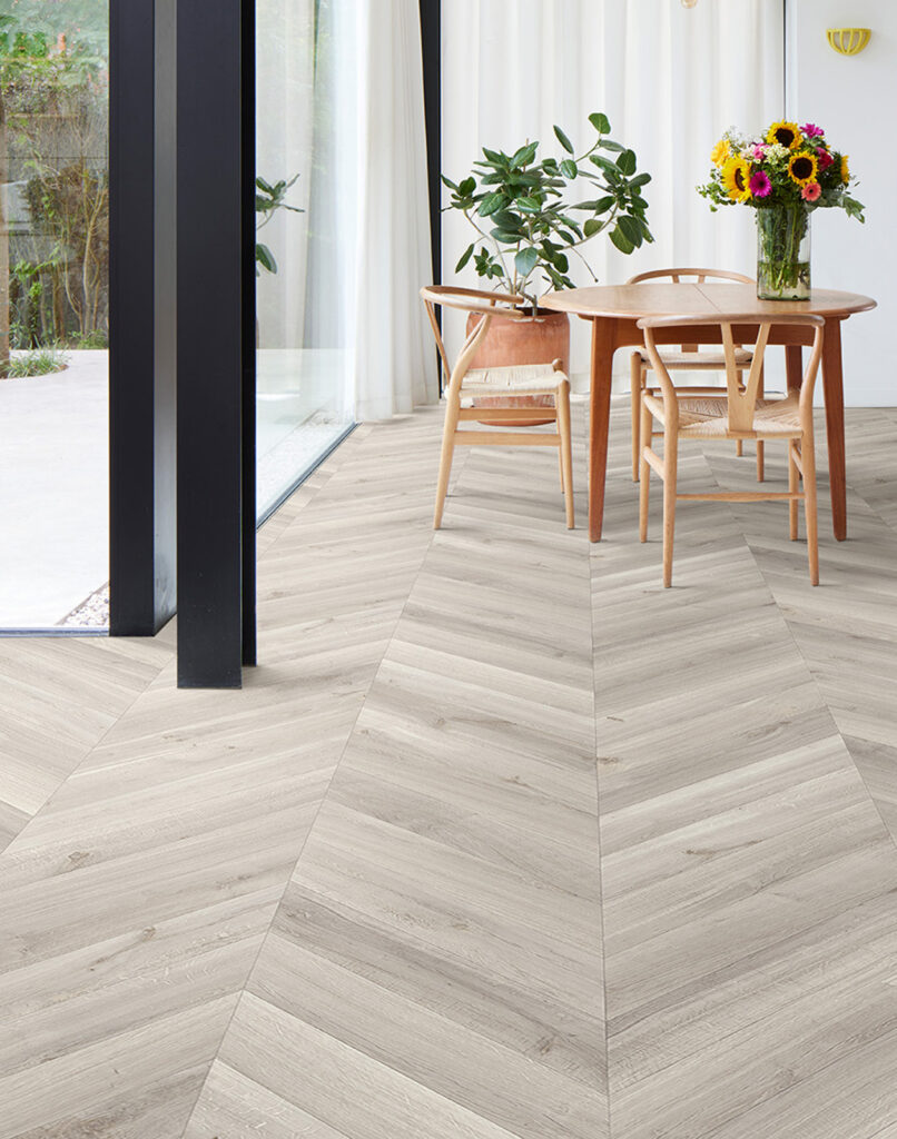 Interfloor_Dynamic_hongaarsepunt_kleurH17_eetkamer_vloer_black_tex_back