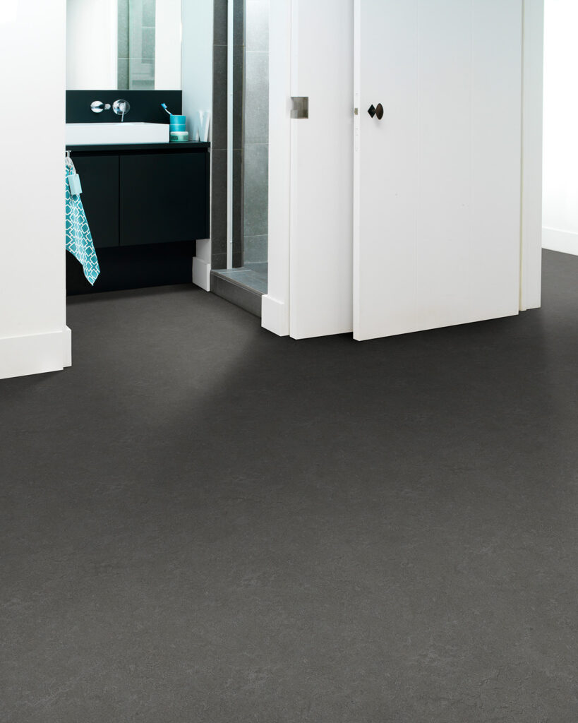 Interfloor_Dynamic_lino_kleur265_badkamer_betonlook_black_tex_back_sfeerfoto_betonlook_zwart