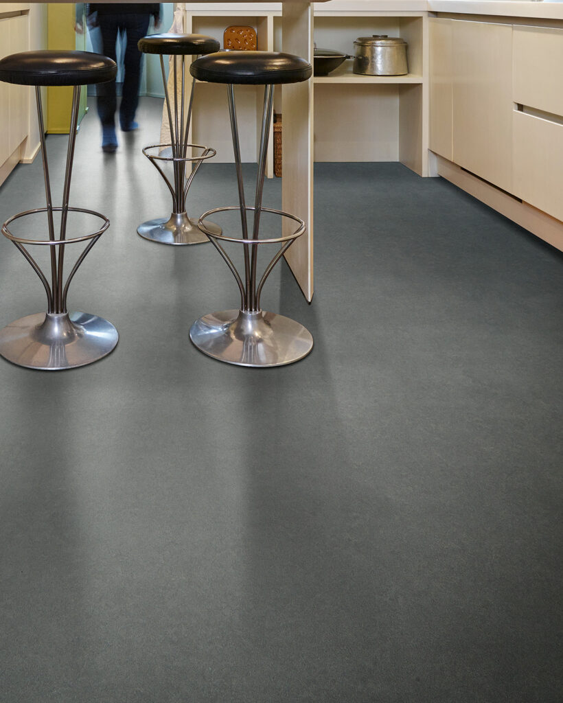 Interfloor_Dynamic_lino_kleur280_keuken_leefkeuken_black_tex_back