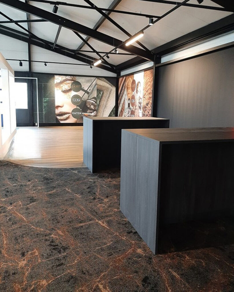 Interfloor_Mystico_Showroom_kleur769_Gezien_Bij_Tapijtboerderij_Witmarsum