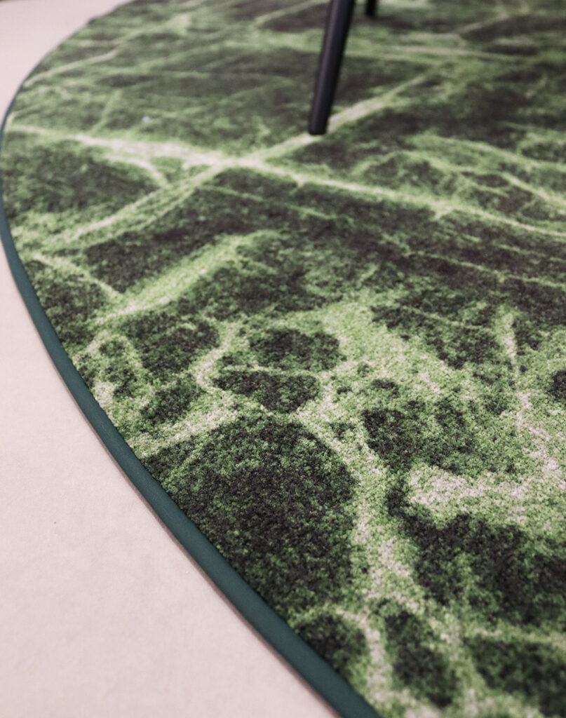 Interfloor_Mystico_kleur793_karpet_op_maat_rond_vloerkleed_Groen_marmerlook