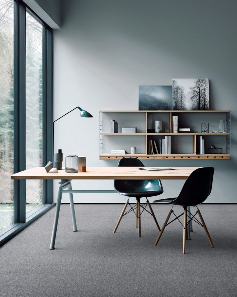 Interfloor_Planet_project_SDN_kleur930_thuiskantoor_bureau_grijs_tapijt_sfeervol