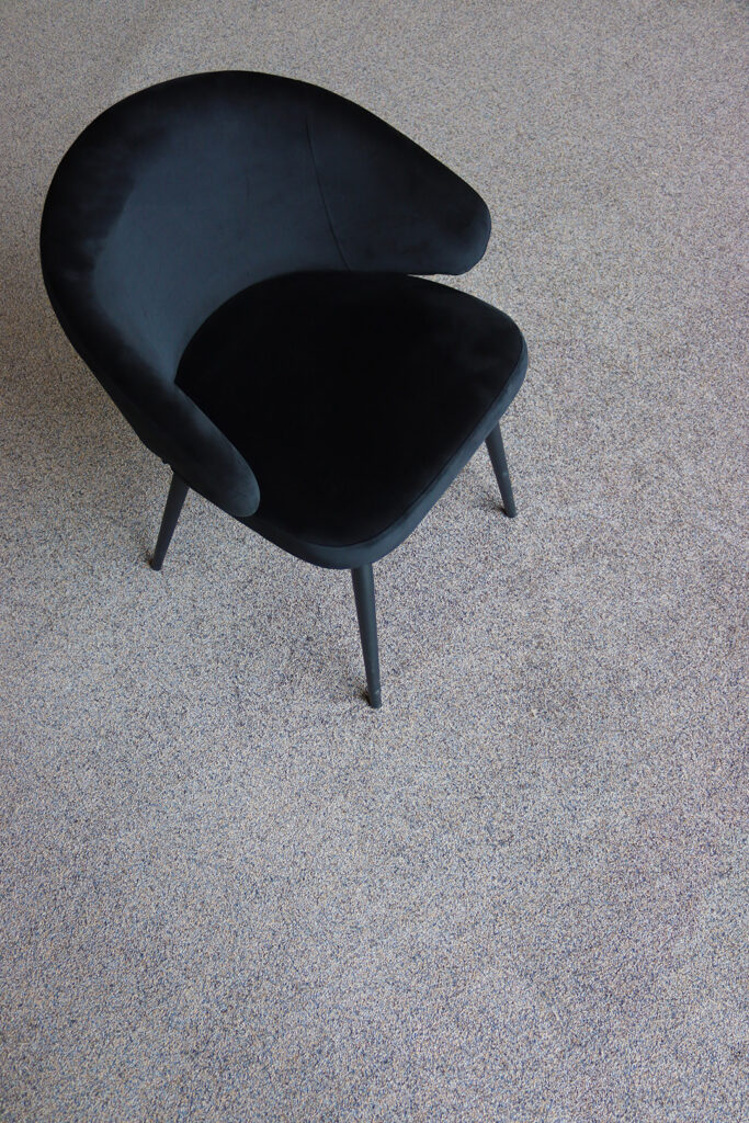 Interfloor_Sensations_836_zwarte_stoel_gemeleerd_tapijt_3_kleuren_garens