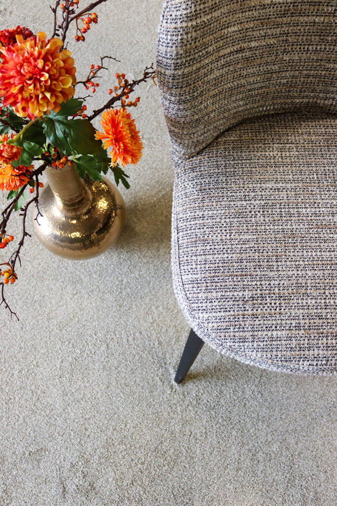 Interfloor_Sensations_kleur816_stoel_beige_oranje_bloem_vloerbedekking_sfeervol_gemeleerd