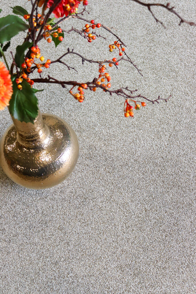 Interfloor_Sensations_kleur816_vaas_oranje_bloem_slaapkamer_vloerbedekking