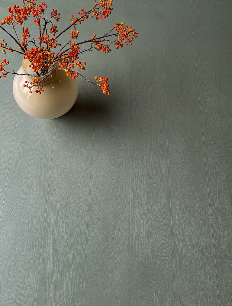 Interfloor_Trendwood_kleur528_Vaas_bloemen_groene_vloer_met_nerf