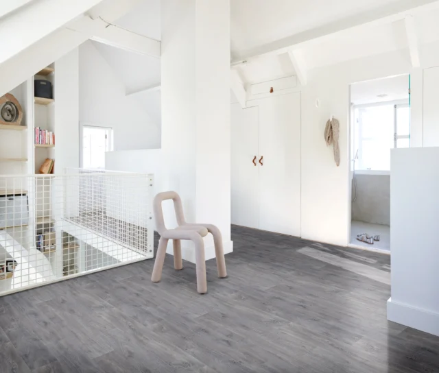 Dynamic Wood Robust kleur 751 🩶
De Robust-lijn maakt deel uit van onze Dynamic Wood-collectie en kenmerkt zich door stoere planken met een authentieke houtlook. 
Geproduceerd in Europa, ftalaatvrij en voorzien van Black Tex Backing voor optimale stabiliteit. 
De perfecte basis voor ieder interieur! 🌟
#interior #interiordesign #interiorinspiration #interieurinspiratie #trends #carpet #floor #flooring #vloer #vinyl #tapijt #vloerkleed #vloeren #interieurstyling #styling #interieurdesign #interieurinspiratie #interior4all #vloereninspo #Interfloor #dynamicwood #dynamicwoodrobust