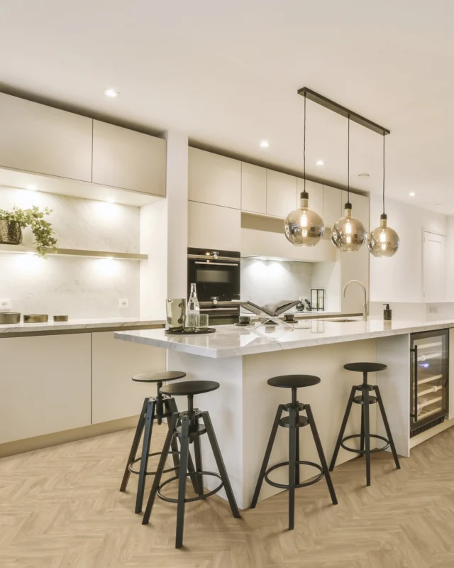 Warme houtlook, praktisch gemak en duurzaamheid in één!
Onze Dynamic Wood Specials collectie is compleet vernieuwd en wij zijn er helemaal verliefd op. 😍
Zes nieuwe dessins met het uiterlijk van echt hout maar het comfort van PVC-vinyl. Drie chique visgraatdessins en drie stoere planken. Daarnaast duurzaam geproduceerd in Europa en ftalaatvrij.
#interior #interieur #interiorinspiration #interieurinspiratie #trends #carpet #floor #flooring #vloer #vinyl #tapijt #vloerkleed #vloeren #interieurstyling #styling #interieurdesign #interior4all #vloereninspo #kwaliteit #dynamicwoodspecials #dynamicwood #new