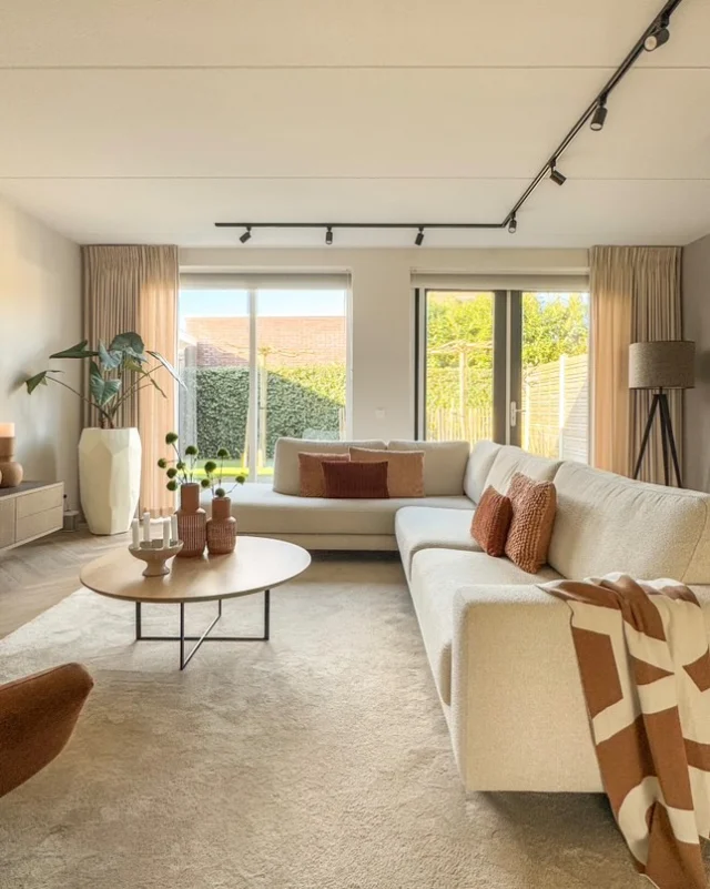 Een beige basis met rijke texturen en een warme terravibe 🤎🧡
Het Satino karpet in kleur 313 geleverd door @jurvandebeek, voegt warmte en zachtheid toe aan in het project van @mart.interiorsnijkerk 
#interior #interieur #interiorinspiration #interieurinspiratie #trends #carpet #floor #flooring #vloer #vinyl #tapijt #vloerkleed #vloeren #interieurstyling #styling #interieurdesign #interieurinspiratie #interior4all #vloereninspo #kwaliteit #karpetopmaat