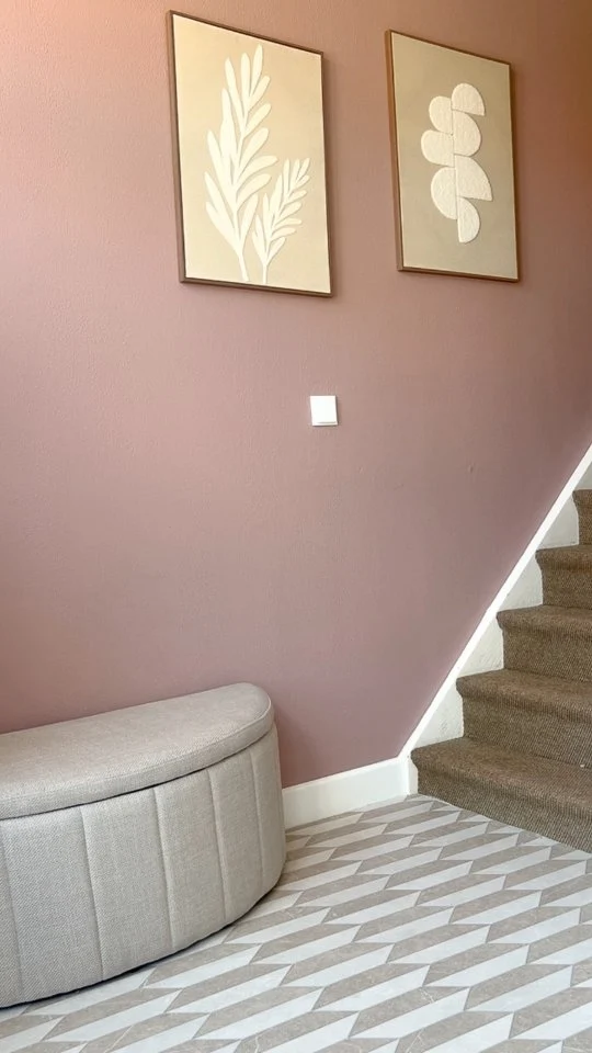 De perfecte eyecatcher zodra je binnenkomt!
Construct-S in kleur 203 vormt samen met de roze muur een subtiel maar krachtig statement 💗
Te bewonderen in het huis van @zegmaarfem 
#interior #interieur #interiorinspiration #interieurinspiratie #trends #carpet #floor #flooring #vloer #vinyl #tapijt #vloerkleed #vloeren #interieurstyling #styling #interieurdesign #interieurinspiratie #interior4all #vloereninspo #construct-s