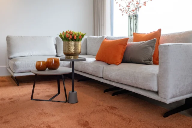 🧡 Divino-S kleur 857 🧡
Sfeervol, zacht en stijlvol: deze rijke oranje tint vangt het licht prachtig en brengt elke ruimte tot leven. Verkrijgbaar in 14 kleuren en leverbaar als karpet op maat. 
#interior #interieur #interiorinspiration #interieurinspiratie #trends #carpet #floor #flooring #vloer #vinyl #tapijt #vloerkleed #vloeren #interieurstyling #styling #interieurdesign #interieurinspiratie #interior4all #vloereninspo #Interfloor #Divino #DivinoS