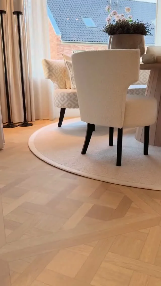 Dynamic Versailles 🤎
Een uniek blokkenpatroon geïnspireerd op het verfijnde vlechtwerk van hout. Tijdloos klassiek, met een moderne twist en een subtiele luxe uitstraling. Perfect om elke ruimte een exclusieve en warme sfeer te geven. ✨ 
#interior #interieur #interiorinspiration #interieurinspiratie #trends #carpet #floor #flooring #vloer #vinyl #tapijt #vloerkleed #vloeren #interieurstyling #styling #interieurdesign #interieurinspiratie #interior4all #vloereninspo #Interfloor #dynamicversailles