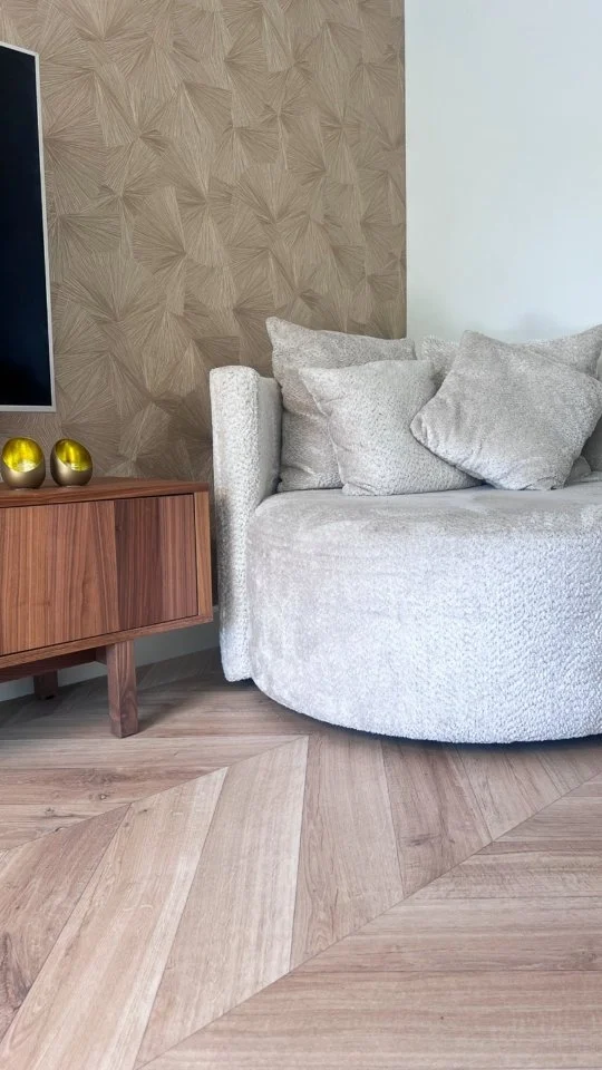 Loop mee door het huis van @zegmaarfem 🤩
De Dynamic Hongaarse punt vormt de basis voor haar warme interieur. Het is een vloer die meeleeft met het gezin en bestand is tegen alle drukte! 💛
#interior #interieur #interiorinspiration #interieurinspiratie #trends #carpet #floor #flooring #vloer #vinyl #tapijt #vloerkleed #vloeren #interieurstyling #styling #interieurdesign #interieurinspiratie #interior4all #vloereninspo #hongaarsepunt